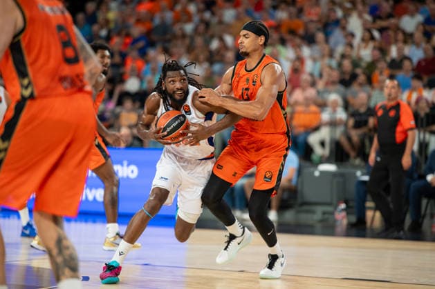 EuroLeague Round 2 match between Valencia Basket and of Kosner Baskonia Vitoria Gasteiz Kenneth Faried of Kosner Baskonia Vitoria Gasteiz seen in action during the EuroLeague Round 2 match between Valencia Basket and of Kosner Baskonia Vitoria Gasteiz at Roig Arena , (Valencia ) on September 29, 2025. Copyright: xVicentexVidalxFernandezx
