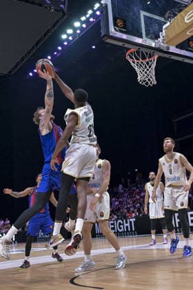 Dubai Basketball v FC Barcelona, Barca - EuroLeague DUBAI, UNITED ARAB EMIRATES - SEPTEMBER 29: Mamadi Diakite (21) of Dubai Basketball competes against Aleksander Balcerowski (L) of FC Barcelona during the EuroLeague match between Dubai Basketball and FC Barcelona at Coca-Cola Arena in Dubai, United Arab Emirates, on September 29, 2026. Hassan al Raisi Anadolu Dubai United Arab Emirates. Editorial use only. Please get in touch for any other usage.  Copyright: x2026xAnadoluxHassanxalxRaisix
