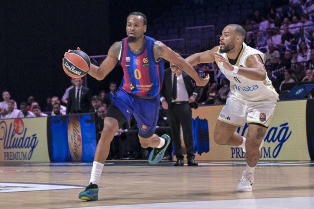 Dubai Basketball v FC Barcelona, Barca - EuroLeague DUBAI, UNITED ARAB EMIRATES - SEPTEMBER 29: Elie Okobo (0) of Dubai Basketball competes against Kevin Punter (0) of FC Barcelona during the EuroLeague match between Dubai Basketball and FC Barcelona at Coca-Cola Arena in Dubai, United Arab Emirates, on September 29, 2026. Hassan al Raisi Anadolu Dubai United Arab Emirates. Editorial use only. Please get in touch for any other usage.  Copyright: x2026xAnadoluxHassanxalxRaisix