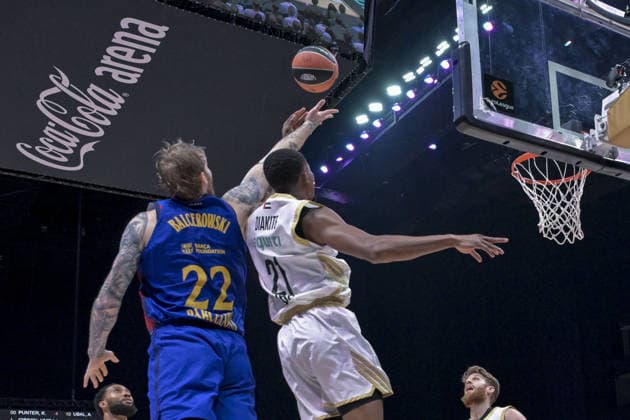 Dubai Basketball v FC Barcelona, Barca - EuroLeague DUBAI, UNITED ARAB EMIRATES - SEPTEMBER 29: Mamadi Diakite (21) of Dubai Basketball competes against Aleksander Balcerowski (22) of FC Barcelona during the EuroLeague match between Dubai Basketball and FC Barcelona at Coca-Cola Arena in Dubai, United Arab Emirates, on September 29, 2026. Hassan al Raisi Anadolu Dubai United Arab Emirates. Editorial use only. Please get in touch for any other usage.  Copyright: x2026xAnadoluxHassanxalxRaisix