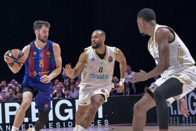 Dubai Basketball v FC Barcelona, Barca - EuroLeague DUBAI, UNITED ARAB EMIRATES - SEPTEMBER 29: Elie Okobo (0) of Dubai Basketball competes against Dario Brizuela (8) of FC Barcelona during the EuroLeague match between Dubai Basketball and FC Barcelona at Coca-Cola Arena in Dubai, United Arab Emirates, on September 29, 2026. Hassan al Raisi Anadolu Dubai United Arab Emirates. Editorial use only. Please get in touch for any other usage.  Copyright: x2026xAnadoluxHassanxalxRaisix
