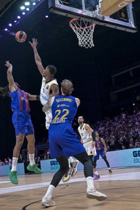 Dubai Basketball v FC Barcelona, Barca - EuroLeague DUBAI, UNITED ARAB EMIRATES - SEPTEMBER 29: Mamadi Diakite (C) of Dubai Basketball competes against Aleksander Balcerowski (22) of FC Barcelona during the EuroLeague match between Dubai Basketball and FC Barcelona at Coca-Cola Arena in Dubai, United Arab Emirates, on September 29, 2026. Hassan al Raisi Anadolu Dubai United Arab Emirates. Editorial use only. Please get in touch for any other usage.  Copyright: x2026xAnadoluxHassanxalxRaisix