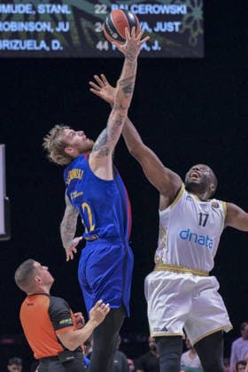 Dubai Basketball v FC Barcelona, Barca - EuroLeague DUBAI, UNITED ARAB EMIRATES - SEPTEMBER 29: Mfiondu Tshimanga Kabengele (17) of Dubai Basketball in action against Aleksander Balcerowski (22) of FC Barcelona during the EuroLeague match between Dubai Basketball and FC Barcelona at Coca-Cola Arena in Dubai, United Arab Emirates, on September 29, 2026. Hassan al Raisi Anadolu Dubai United Arab Emirates. Editorial use only. Please get in touch for any other usage.  Copyright: x2026xAnadoluxHassanxalxRaisix
