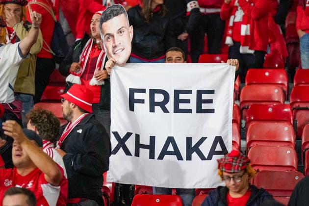 Soccer: UEFA Nations League 2026–2027, Matchday 2: Scotland vs. Switzerland at Hampden Park, Glasgow. Swiss fans at Hampden Park during the Scotland vs. Switzerland match. A fan holds up a banner reading FREE XHAKA as well as a mask featuring Granit Xhaka’s face. Soccer, UEFA Nations League, Switzerland, Granit Xhaka, fans, spectators, stands, banner, protest, solidarity, fan culture, Swiss national team, SFV, Hampden Park, Glasgow Copyright: xJOERANxSTEINSIEKx