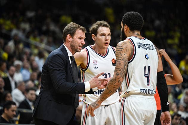 Fenerbahce Tarfin v Bayern Munich - EuroLeague ISTANBUL, TURKIYE - SEPTEMBER 29: Head coach of Bayern Munich Anton Gavel gives instructions (L) during the EuroLeague Round 2 match between Fenerbahce Tarfin and Bayern Munich at Ulker Sports and Event Hall in Istanbul, Turkiye, on September 29, 2026. Hakan Akgun Anadolu Istanbul Turkey. Editorial use only. Please get in touch for any other usage.  Copyright: x2026xAnadoluxHakanxAkgunx