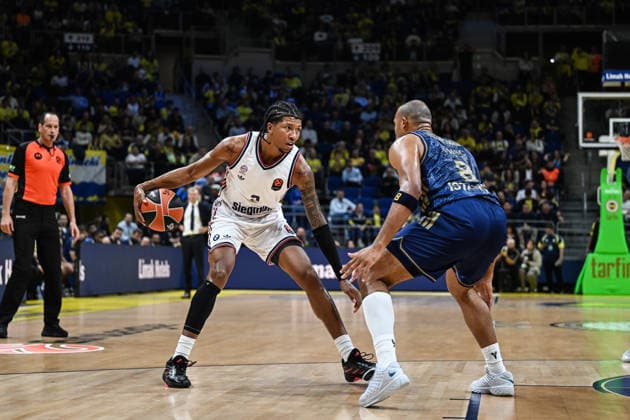 Fenerbahce Tarfin v Bayern Munich - EuroLeague ISTANBUL, TURKIYE - SEPTEMBER 29: Talen Horton-Tucker (R) of Fenerbahce Tarfin in action against Marjon Beauchamp (L) of Bayern Munich during the EuroLeague Round 2 match between Fenerbahce Tarfin and Bayern Munich at Ulker Sports and Event Hall in Istanbul, Turkiye, on September 29, 2026. Hakan Akgun Anadolu Istanbul Turkey. Editorial use only. Please get in touch for any other usage.  Copyright: x2026xAnadoluxHakanxAkgunx
