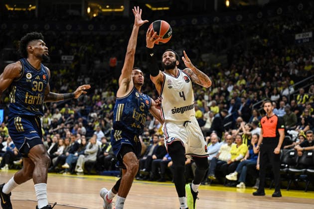 Fenerbahce Tarfin v Bayern Munich - EuroLeague ISTANBUL, TURKIYE - SEPTEMBER 29: Wade Baldwin (L) of Fenerbahce Tarfin in action against Duane Washington Jr. (R) of Bayern Munich during the EuroLeague Round 2 match between Fenerbahce Tarfin and Bayern Munich at Ulker Sports and Event Hall in Istanbul, Turkiye, on September 29, 2026. Hakan Akgun Anadolu Istanbul Turkey. Editorial use only. Please get in touch for any other usage.  Copyright: x2026xAnadoluxHakanxAkgunx