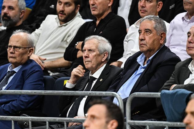 Fenerbahce Tarfin v Bayern Munich - EuroLeague ISTANBUL, TURKIYE - SEPTEMBER 29: Fenerbahce Club President Aziz Yildirim (C) and Fenerbahce Board Member Mahmut Uslu (R) watch the EuroLeague Round 2 match between Fenerbahce Tarfin and Bayern Munich at Ulker Sports and Event Hall in Istanbul, Turkiye, on September 29, 2026. Hakan Akgun Anadolu Istanbul Turkey. Editorial use only. Please get in touch for any other usage.  Copyright: x2026xAnadoluxHakanxAkgunx