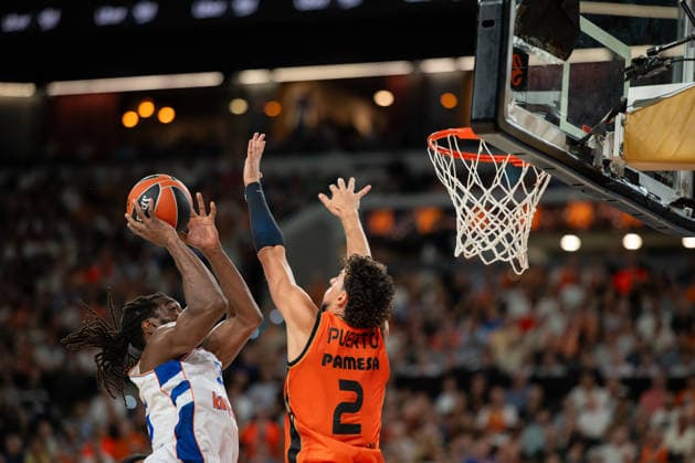 EuroLeague Round 2 match between Valencia Basket and of Kosner Baskonia Vitoria Gasteiz Kenneth Faried of Kosner Baskonia Vitoria Gasteiz seen in action during the EuroLeague Round 2 match between Valencia Basket and of Kosner Baskonia Vitoria Gasteiz at Roig Arena , (Valencia ) on September 29, 2025. Copyright: xVicentexVidalxFernandezx