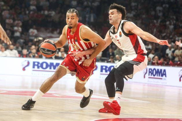 Crvena zvezda v Hapoel Tel Aviv - EuroLeague BELGRADE, SERBIA - SEPTEMBER 29: Jordan Nwora (33) of Crvena Zvezda in action against Elijah Bryant (3) of Hapoel Tel Aviv during the 2026 2027 EuroLeague Round 2 match between Crvena zvezda and Hapoel Tel Aviv at Beogradska Arena in Belgrade, Serbia on September 29, 2026. Filip Stevanovic Anadolu Belgrade Serbia. Editorial use only. Please get in touch for any other usage.  Copyright: x2026xAnadoluxFilipxStevanovicx