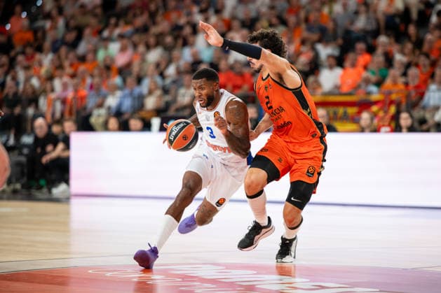 EuroLeague Round 2 match between Valencia Basket and of Kosner Baskonia Vitoria Gasteiz D.J. Stewart of Kosner Baskonia Vitoria Gasteiz (L) and Josep Puerto of Valencia Basket seen in action during the EuroLeague Round 2 match between Valencia Basket and of Kosner Baskonia Vitoria Gasteiz at Roig Arena , (Valencia ) on September 29, 2025. Copyright: xVicentexVidalxFernandezx