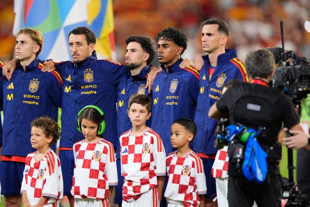 September 29, 2026, Sevilla, Sevilla, Spain: Lamine Yamal, Fabian Ruiz, Alex Baena, Mikel Oyarzabal and Fermin Lopez of Spain sing their national anthem during the UEFA Nations League 2026 27 group phase match between Spain and Croatia at Ramon Sanchez-Pizjuan stadium on September 29, 2026, in Sevilla, Spain. Sevilla Spain - ZUMAa181 20260929_zaa_a181_058 Copyright: xJoaquinxCorcherox