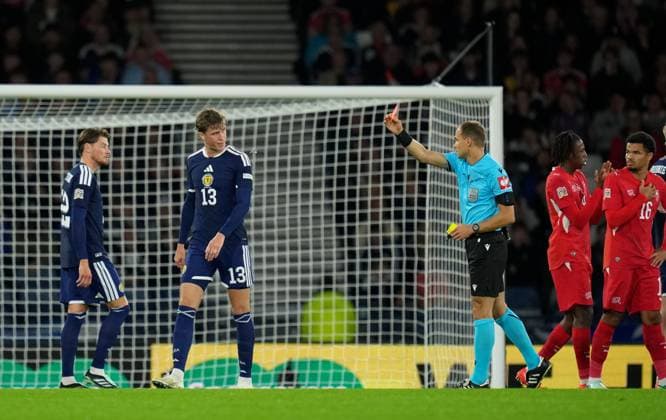 Referee Nenad Minakovic shows a red card to Jack Hendry of Scotland after rescinding the yellow card he showed to Hendry earlier for a foul on Dan Ndoye of Switzerland. Scotland v Switzerland, Football, UEFA Nation s League, Group B1, Hampden Park, Glasgow, UK, Hampden Park, Glasgow, Scotland, Scotland, UK - 29 Sep 2026Glasgow Hampden Park Scotland United Kingdom Copyright: xStuartxWallace Shutterstockx 17176216bb