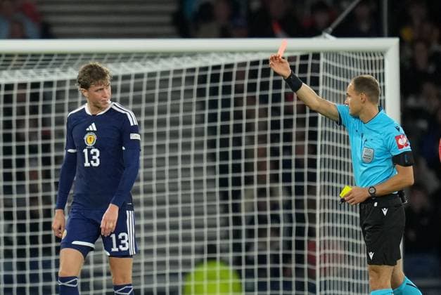 Referee Nenad Minakovic shows a red card to Jack Hendry of Scotland after rescinding the yellow card he showed to Hendry earlier for a foul on Dan Ndoye of Switzerland. Scotland v Switzerland, Football, UEFA Nation s League, Group B1, Hampden Park, Glasgow, UK, Hampden Park, Glasgow, Scotland, Scotland, UK - 29 Sep 2026Glasgow Hampden Park Scotland United Kingdom Copyright: xStuartxWallace Shutterstockx 17176216bc