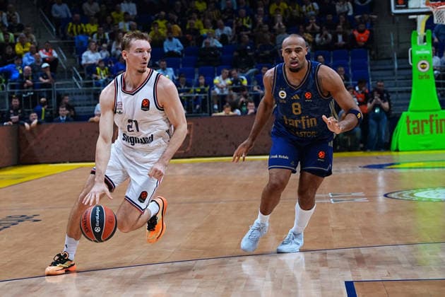 ISTANBUL, TURKEY - SEPTEMBER 29: Talen Horton Tucker 8 of Fenerbahce Tarfin Istanbul and Justus Hollatz 21 of Bayern Munich in action during the EuroLeague Regular Season Round 2 match between Fenerbahce Tarfin Istanbul and Bayern Munich at ULKER Sports and Event Hall , on September 29, 2026, in Istanbul , Turkey. ( Photo by Seskimphoto ) Istanbul Atasehir Turkey Istanbul Atasehir Turkey Copyright: xSeskimphotox FBahce-BayernM-2909 (1)