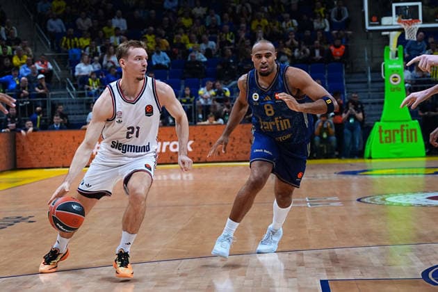 ISTANBUL, TURKEY - SEPTEMBER 29: Talen Horton Tucker 8 of Fenerbahce Tarfin Istanbul and Justus Hollatz 21 of Bayern Munich in action during the EuroLeague Regular Season Round 2 match between Fenerbahce Tarfin Istanbul and Bayern Munich at ULKER Sports and Event Hall , on September 29, 2026, in Istanbul , Turkey. ( Photo by Seskimphoto ) Istanbul Atasehir Turkey Istanbul Atasehir Turkey Copyright: xSeskimphotox FBahce-BayernM-2909 (2)