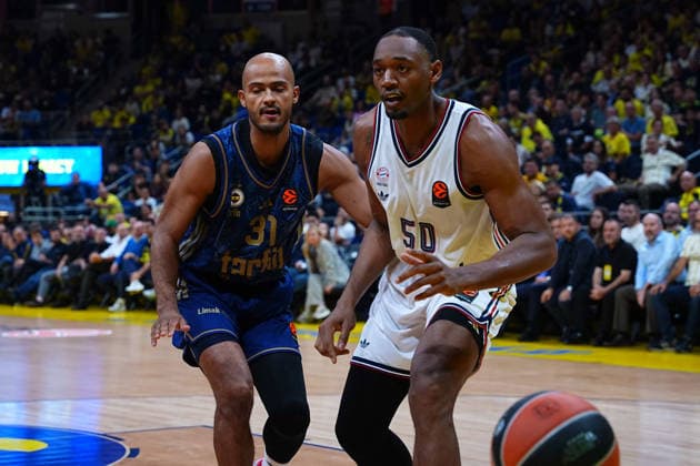 ISTANBUL, TURKEY - SEPTEMBER 29: Shavon Shields 31 of Fenerbahce Tarfin Istanbul and Austin Wiley 50 of Bayern Munich in action during the EuroLeague Regular Season Round 2 match between Fenerbahce Tarfin Istanbul and Bayern Munich at ULKER Sports and Event Hall , on September 29, 2026, in Istanbul , Turkey. ( Photo by Seskimphoto ) Istanbul Atasehir Turkey Istanbul Atasehir Turkey Copyright: xSeskimphotox FBahce-BayernM-2909 (3)