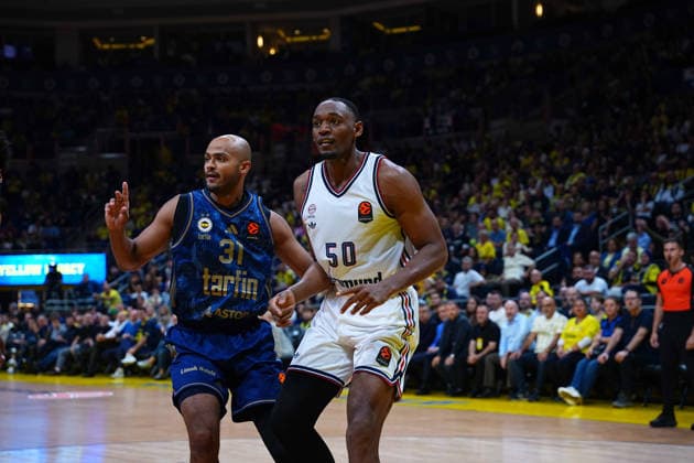 ISTANBUL, TURKEY - SEPTEMBER 29: Shavon Shields 31 of Fenerbahce Tarfin Istanbul and Austin Wiley 50 of Bayern Munich in action during the EuroLeague Regular Season Round 2 match between Fenerbahce Tarfin Istanbul and Bayern Munich at ULKER Sports and Event Hall , on September 29, 2026, in Istanbul , Turkey. ( Photo by Seskimphoto ) Istanbul Atasehir Turkey Istanbul Atasehir Turkey Copyright: xSeskimphotox FBahce-BayernM-2909 (4)