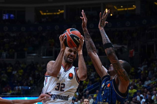 ISTANBUL, TURKEY - SEPTEMBER 29: Marcus Bingham 1 of Fenerbahce Tarfin Istanbul and Johannes Thiemann 32 of Bayern Munich in action during the EuroLeague Regular Season Round 2 match between Fenerbahce Tarfin Istanbul and Bayern Munich at ULKER Sports and Event Hall , on September 29, 2026, in Istanbul , Turkey. ( Photo by Seskimphoto ) Istanbul Atasehir Turkey Istanbul Atasehir Turkey Copyright: xSeskimphotox FBahce-BayernM-2909 (22)