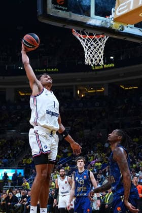 ISTANBUL, TURKEY - SEPTEMBER 29: Will Clyburn (R) of Fenerbahce Tarfin Istanbul andOscar Da Silva 1 of Bayern Munich in action during the EuroLeague Regular Season Round 2 match between Fenerbahce Tarfin Istanbul and Bayern Munich at ULKER Sports and Event Hall , on September 29, 2026, in Istanbul , Turkey. ( Photo by Seskimphoto ) Istanbul Atasehir Turkey Istanbul Atasehir Turkey Copyright: xSeskimphotox FBahce-BayernM-2909 (33)