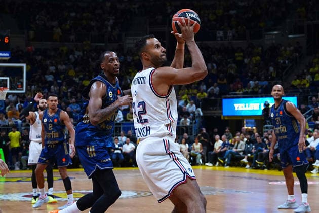 ISTANBUL, TURKEY - SEPTEMBER 29: Marcus Bingham 1 of Fenerbahce Tarfin Istanbul and Johannes Thiemann 32 of Bayern Munich in action during the EuroLeague Regular Season Round 2 match between Fenerbahce Tarfin Istanbul and Bayern Munich at ULKER Sports and Event Hall , on September 29, 2026, in Istanbul , Turkey. ( Photo by Seskimphoto ) Istanbul Atasehir Turkey Istanbul Atasehir Turkey Copyright: xSeskimphotox FBahce-BayernM-2909 (21)