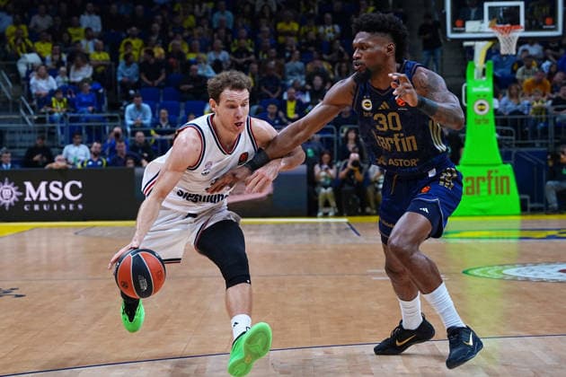 ISTANBUL, TURKEY - SEPTEMBER 29: Chris Silve 30 of Fenerbahce Tarfin Istanbul and Rokas Jokubaitis 31 of Bayern Munich in action during the EuroLeague Regular Season Round 2 match between Fenerbahce Tarfin Istanbul and Bayern Munich at ULKER Sports and Event Hall , on September 29, 2026, in Istanbul , Turkey. ( Photo by Seskimphoto ) Istanbul Atasehir Turkey Istanbul Atasehir Turkey Copyright: xSeskimphotox FBahce-BayernM-2909 (26)
