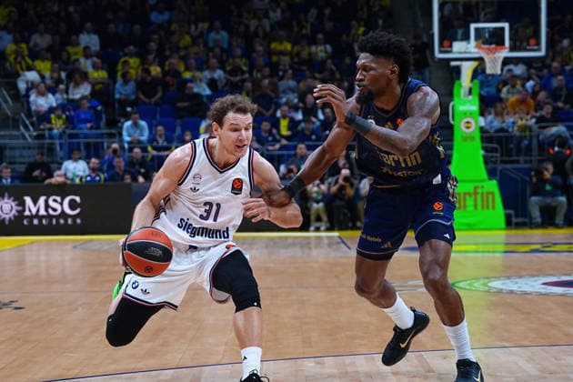ISTANBUL, TURKEY - SEPTEMBER 29: Chris Silve 30 of Fenerbahce Tarfin Istanbul and Rokas Jokubaitis 31 of Bayern Munich in action during the EuroLeague Regular Season Round 2 match between Fenerbahce Tarfin Istanbul and Bayern Munich at ULKER Sports and Event Hall , on September 29, 2026, in Istanbul , Turkey. ( Photo by Seskimphoto ) Istanbul Atasehir Turkey Istanbul Atasehir Turkey Copyright: xSeskimphotox FBahce-BayernM-2909 (27)