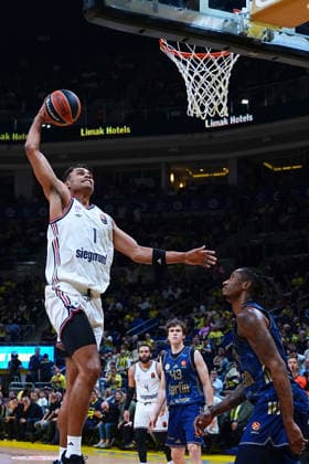 ISTANBUL, TURKEY - SEPTEMBER 29: Will Clyburn (R) of Fenerbahce Tarfin Istanbul andOscar Da Silva 1 of Bayern Munich in action during the EuroLeague Regular Season Round 2 match between Fenerbahce Tarfin Istanbul and Bayern Munich at ULKER Sports and Event Hall , on September 29, 2026, in Istanbul , Turkey. ( Photo by Seskimphoto ) Istanbul Atasehir Turkey Istanbul Atasehir Turkey Copyright: xSeskimphotox FBahce-BayernM-2909 (32)