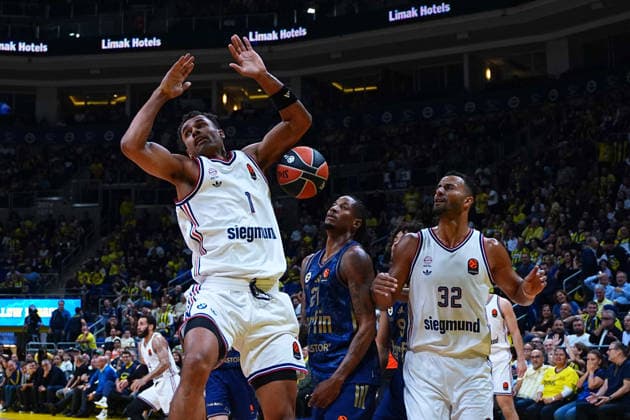 ISTANBUL, TURKEY - SEPTEMBER 29: Will Clyburn (R) of Fenerbahce Tarfin Istanbul andOscar Da Silva 1 of Bayern Munich in action during the EuroLeague Regular Season Round 2 match between Fenerbahce Tarfin Istanbul and Bayern Munich at ULKER Sports and Event Hall , on September 29, 2026, in Istanbul , Turkey. ( Photo by Seskimphoto ) Istanbul Atasehir Turkey Istanbul Atasehir Turkey Copyright: xSeskimphotox FBahce-BayernM-2909 (35)