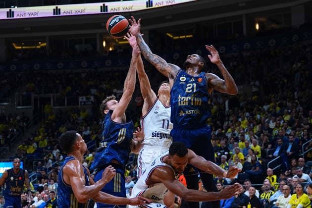 ISTANBUL, TURKEY - SEPTEMBER 29: Nicolo Melli (L) Will Clyburn (21) of Fenerbahce Tarfin Istanbul and Johannes Thiemann 32 , Vladimir Lucic 11 of Bayern Munich in action during the EuroLeague Regular Season Round 2 match between Fenerbahce Tarfin Istanbul and Bayern Munich at ULKER Sports and Event Hall , on September 29, 2026, in Istanbul , Turkey. ( Photo by Seskimphoto ) Istanbul Atasehir Turkey Istanbul Atasehir Turkey Copyright: xSeskimphotox FBahce-BayernM-2909 (51)