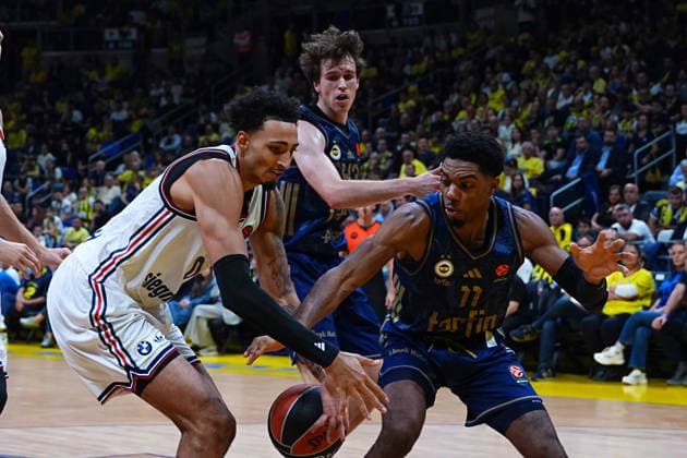 ISTANBUL, TURKEY - SEPTEMBER 29: Trent Forrest (R) of Fenerbahce Tarfin Istanbul and Miles Norris (L)of Bayern Munich in action during the EuroLeague Regular Season Round 2 match between Fenerbahce Tarfin Istanbul and Bayern Munich at ULKER Sports and Event Hall , on September 29, 2026, in Istanbul , Turkey. ( Photo by Seskimphoto ) Istanbul Atasehir Turkey Istanbul Atasehir Turkey Copyright: xSeskimphotox FBahce-BayernM-2909 (52)