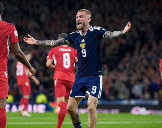 UK: UEFA Nations League, Scotland v Switzerland at Barclays Hampden, Glasgow, Scotland on 29 September 2026: Pictured: Oli McBurnie (Scotland) appeals for a free-kick Glasgow Barclays Hampden Scotland Copyright: xAlexxToddx