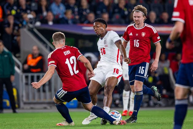 CZECHIA - ENGLAND Myles Lewis Skelly of England and Arsenal and Pavel Sulc of Czechia and Olympique Lyonnais, Lukas Cerv of Czechia and Viktoria Plzen during UEFA Nations League - League A - Group A3 - Matchday 2 - football match between Czechia and England. Fortuna Arena, Eden, Stadion, Prague, Czechia September 29, 2026. Photo by Branislav Racko Copyright: xx 080A5713