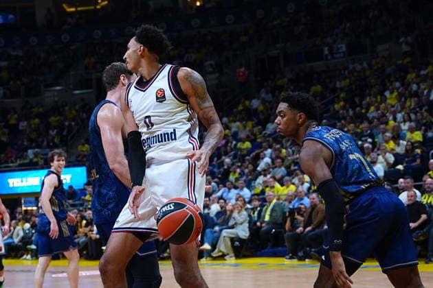 ISTANBUL, TURKEY - SEPTEMBER 29: Trent Forrest 11 of Fenerbahce Tarfin Istanbul and Miles Norris 0 of Bayern Munich in action during the EuroLeague Regular Season Round 2 match between Fenerbahce Tarfin Istanbul and Bayern Munich at ULKER Sports and Event Hall , on September 29, 2026, in Istanbul , Turkey. ( Photo by Seskimphoto ) Istanbul Atasehir Turkey Istanbul Atasehir Turkey Copyright: xSeskimphotox FBahce-BayernM-2909 (61)
