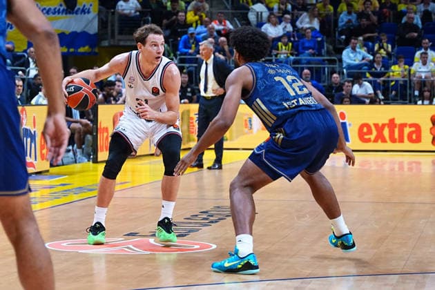 ISTANBUL, TURKEY - SEPTEMBER 29: Braxton Key 12 of Fenerbahce Tarfin Istanbul and Rokas Jokubaitis 31 of Bayern Munich in action during the EuroLeague Regular Season Round 2 match between Fenerbahce Tarfin Istanbul and Bayern Munich at ULKER Sports and Event Hall , on September 29, 2026, in Istanbul , Turkey. ( Photo by Seskimphoto ) Istanbul Atasehir Turkey Istanbul Atasehir Turkey Copyright: xSeskimphotox FBahce-BayernM-2909 (62)