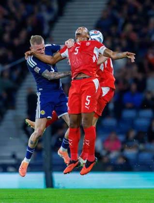 29.09.2026 Scotland v Switzerland, UEFA Nations League, League Stage : Oli McBurnie challenges Manuel Akanji  Copyright: xKennyxRamsay.Scotlandx NINTCHDBPICT001112143964