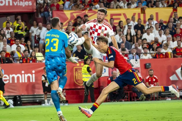 SEVILLE, SPAIN - SEPTEMBER 29: Petar Sucic (N17) crashes against Unai Simon (N23) during the UEFA Nations League match between Spain and Croatia at the Stadium Ramon Sanchez Pizjuan on the 29th of September, 2026 in Sevilla, Spain Copyright: xAndresxLopezxSheridanxx xSPPx Sportspressphoto_SPR242754