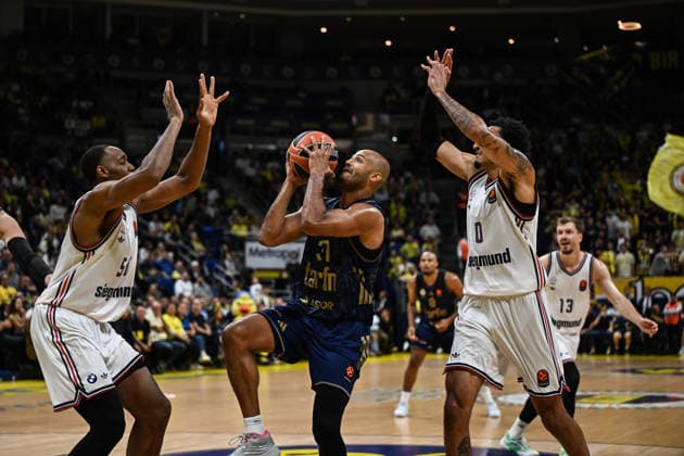 Fenerbahce Tarfin v Bayern Munich - EuroLeague ISTANBUL, TURKIYE - SEPTEMBER 29: Shavon Shields (C) of Fenerbahce Tarfin in action against Austin Jermaine Wiley (L) during the EuroLeague Round 2 match between Fenerbahce Tarfin and Bayern Munich at Ulker Sports and Event Hall in Istanbul, Turkiye, on September 29, 2026. Hakan Akgun Anadolu Istanbul Turkey. Editorial use only. Please get in touch for any other usage.  Copyright: x2026xAnadoluxHakanxAkgunx