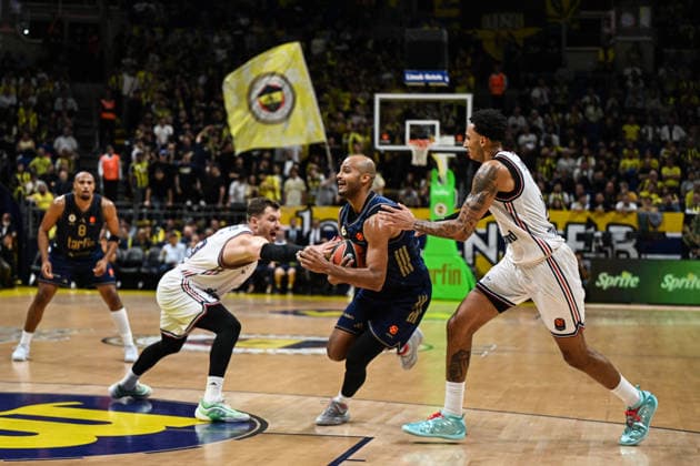 Fenerbahce Tarfin v Bayern Munich - EuroLeague ISTANBUL, TURKIYE - SEPTEMBER 29: Shavon Shields (C) of Fenerbahce Tarfin in action against Austin Jermaine Wiley (L) during the EuroLeague Round 2 match between Fenerbahce Tarfin and Bayern Munich at Ulker Sports and Event Hall in Istanbul, Turkiye, on September 29, 2026. Hakan Akgun Anadolu Istanbul Turkey. Editorial use only. Please get in touch for any other usage.  Copyright: x2026xAnadoluxHakanxAkgunx