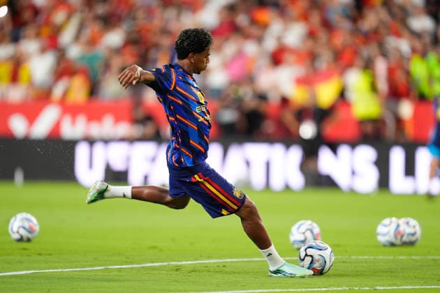 September 29, 2026, Sevilla, Sevilla, Spain: Lamine Yamal of Spain warms up during the UEFA Nations League 2026 27 group phase match between Spain and Croatia at Ramon Sanchez-Pizjuan stadium on September 29, 2026, in Sevilla, Spain. Sevilla Spain - ZUMAa181 20260929_zaa_a181_077 Copyright: xJoaquinxCorcherox