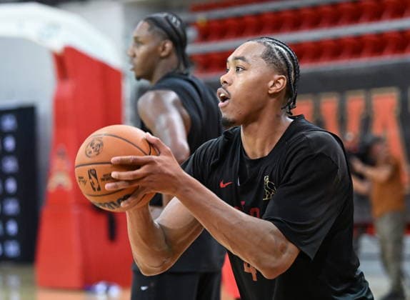 September 29, 2026, Quebec, Qc, Canada: Toronto Raptors Scottie Barnes, right, and team mate Kawhi Leonard during basketball training camp action in Quebec City, Tuesday, Sept. 29, 2026 Canada News - September 29, 2026 - ZUMAc35_ 20260929_zaf_c35_078 Copyright: xJacquesxBoissinotx