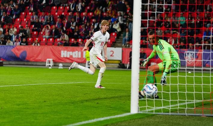 Anthony Gordon of England scores the opening goal Czechia v England, UEFA Nations League, Football, Fortuna Arena, Prague, Czechia - 29 Sep 2026Prague Fortuna Arena Czech Republic  Copyright: xJavierxGarcia Shutterstockx 17175831aj