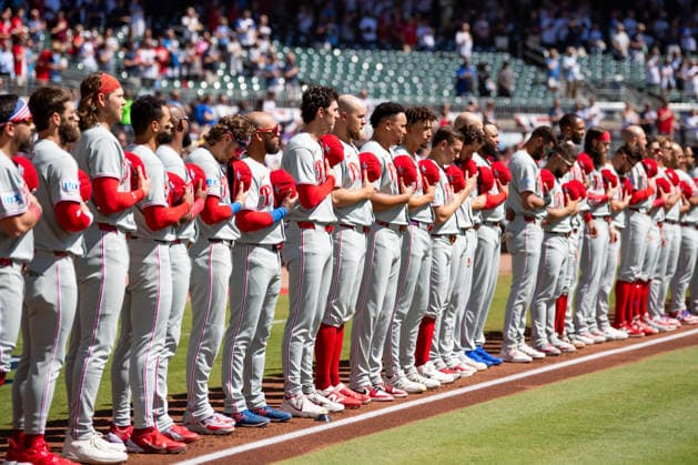 The Philadelphia Phillies stand for the National Anthem in game one of the MLB, Baseball Herren, USA National League Wild Card round against the Atlanta Braves at Truist Park on Tuesday, September 29, 2026 in Atlanta, Georgia.  ATL20260928106 JULIANxALEXANDER