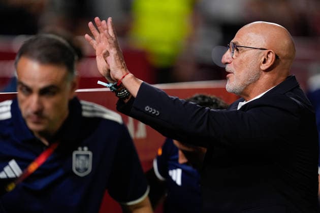 September 29, 2026, Sevilla, Sevilla, Spain: Luis de la Fuente, head coach of Spain, greets the supporters during the UEFA Nations League 2026 27 group phase match between Spain and Croatia at Ramon Sanchez-Pizjuan stadium on September 29, 2026, in Sevilla, Spain. Sevilla Spain - ZUMAa181 20260929_zaa_a181_089 Copyright: xJoaquinxCorcherox