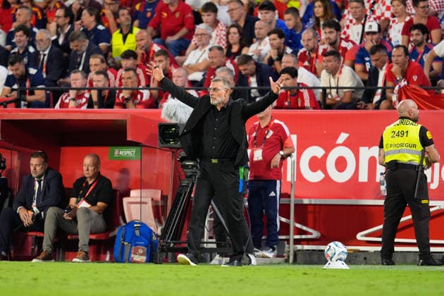 September 29, 2026, Sevilla, Sevilla, Spain: Slaven Bilic, head coach of Croatia, reacts during the UEFA Nations League 2026 27 group phase match between Spain and Croatia at Ramon Sanchez-Pizjuan stadium on September 29, 2026, in Sevilla, Spain. Sevilla Spain - ZUMAa181 20260929_zaa_a181_102 Copyright: xJoaquinxCorcherox