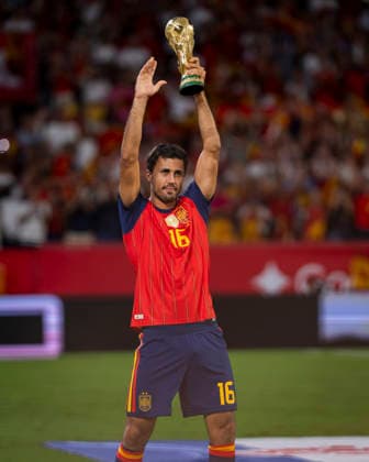 Spain v Croatia - UEFA Nations League 2026 27 Group A3 MD2 SEVILLE, SPAIN - SEPTEMBER 29: Rodri of Spain lifts the FIFA World Cup, WM, Weltmeisterschaft, Fussball trophy in the stadium before the UEFA Nations League 2026 27 group phase match between Spain and Croatia at Estadio Ramon Sanchez Pizjuan on September 29, 2026 in Seville, Spain. Seville Estadio Ramon Sanchez Pizjuan Seville Spain Copyright: xAlbertoxGardinx AGardin_20260929_Foot_Spa_Cro_0284