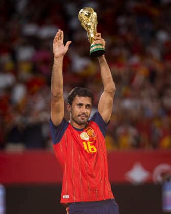 Spain v Croatia - UEFA Nations League 2026 27 Group A3 MD2 SEVILLE, SPAIN - SEPTEMBER 29: Rodri of Spain lifts the FIFA World Cup, WM, Weltmeisterschaft, Fussball trophy in the stadium before the UEFA Nations League 2026 27 group phase match between Spain and Croatia at Estadio Ramon Sanchez Pizjuan on September 29, 2026 in Seville, Spain. Seville Estadio Ramon Sanchez Pizjuan Seville Spain Copyright: xAlbertoxGardinx AGardin_20260929_Foot_Spa_Cro_0285