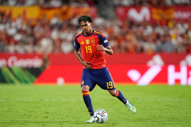 September 29, 2026, Sevilla, Sevilla, Spain: Lamine Yamal of Spain passes the ball during the UEFA Nations League 2026 27 group phase match between Spain and Croatia at Ramon Sanchez-Pizjuan stadium on September 29, 2026, in Sevilla, Spain. Sevilla Spain - ZUMAa181 20260929_zaa_a181_112 Copyright: xJoaquinxCorcherox