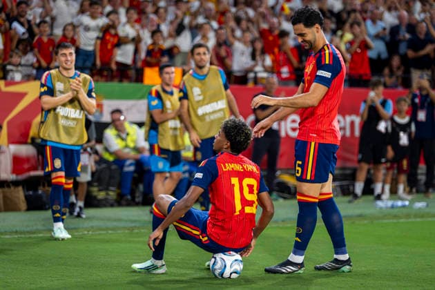 Spain v Croatia - UEFA Nations League 2026 27 Group A3 MD2 SEVILLE, SPAIN - SEPTEMBER 29: Lamine Yamal of Spain (L) celebrates his goal with Mikel Merino of Spain (R) during the UEFA Nations League 2026 27 group phase match between Spain and Croatia at Estadio Ramon Sanchez Pizjuan on September 29, 2026 in Seville, Spain. Seville Estadio Ramon Sanchez Pizjuan Seville Spain Copyright: xAlbertoxGardinx AGardin_20260929_Foot_Spa_Cro_0320