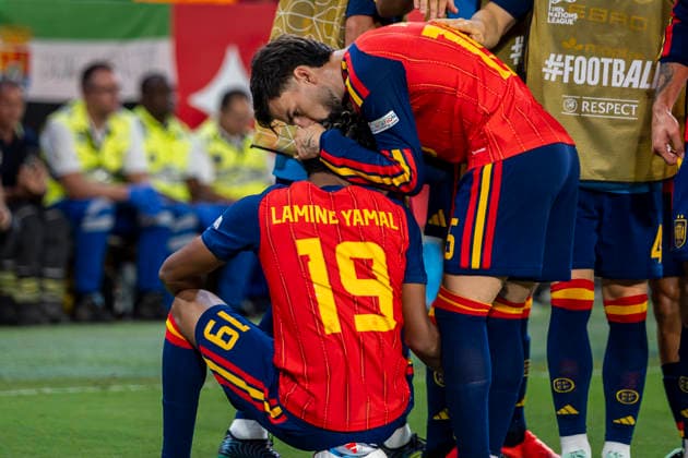 Spain v Croatia - UEFA Nations League 2026 27 Group A3 MD2 SEVILLE, SPAIN - SEPTEMBER 29: Lamine Yamal of Spain (L) celebrates his goal with Alex Baena of Spain (R) during the UEFA Nations League 2026 27 group phase match between Spain and Croatia at Estadio Ramon Sanchez Pizjuan on September 29, 2026 in Seville, Spain. Seville Estadio Ramon Sanchez Pizjuan Seville Spain Copyright: xAlbertoxGardinx AGardin_20260929_Foot_Spa_Cro_0322
